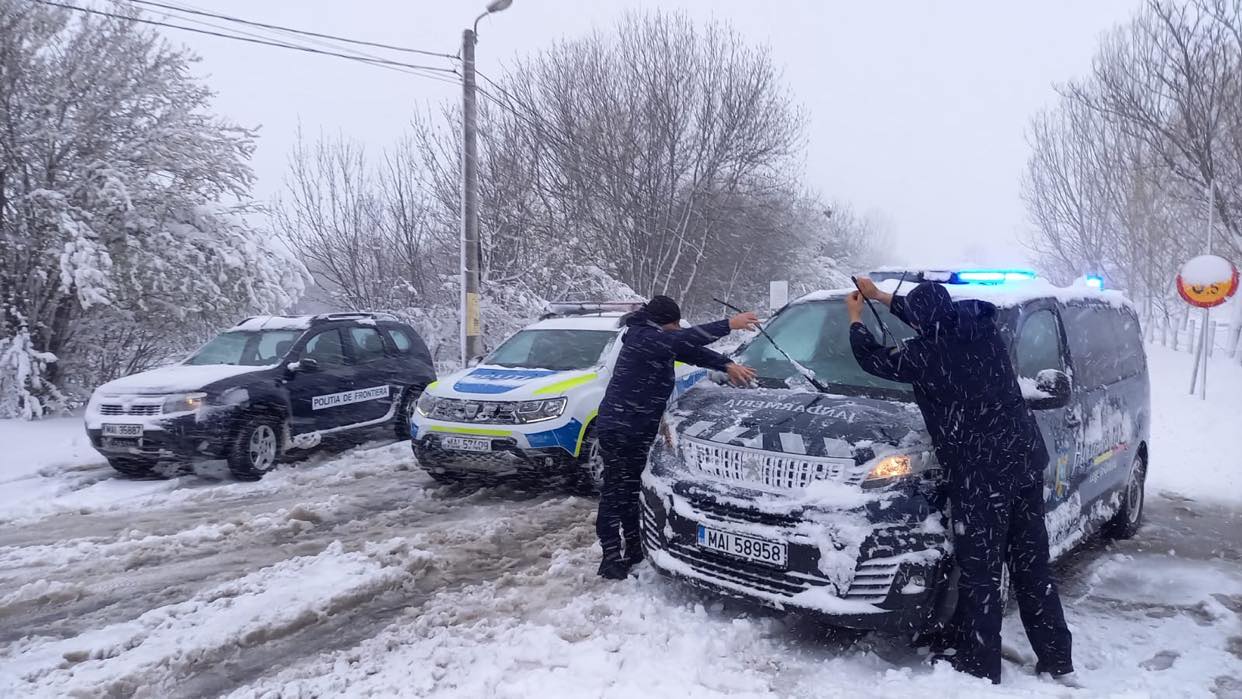 Moldova, sub cod roșu de ninsoare. Mii de persoane, înzăpezite cu mașinile din cauza viscolului, mai multe drumuri blocate. FOTO