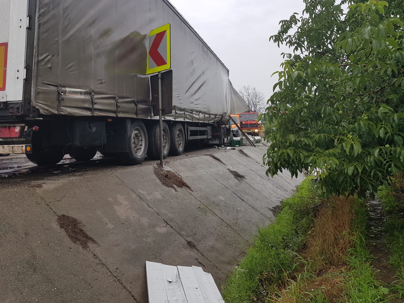 Circulaţie blocată între Sighişoara şi Târgu Mureş după ce două TIR-uri s-au ciocnit/ GALERIE FOTO