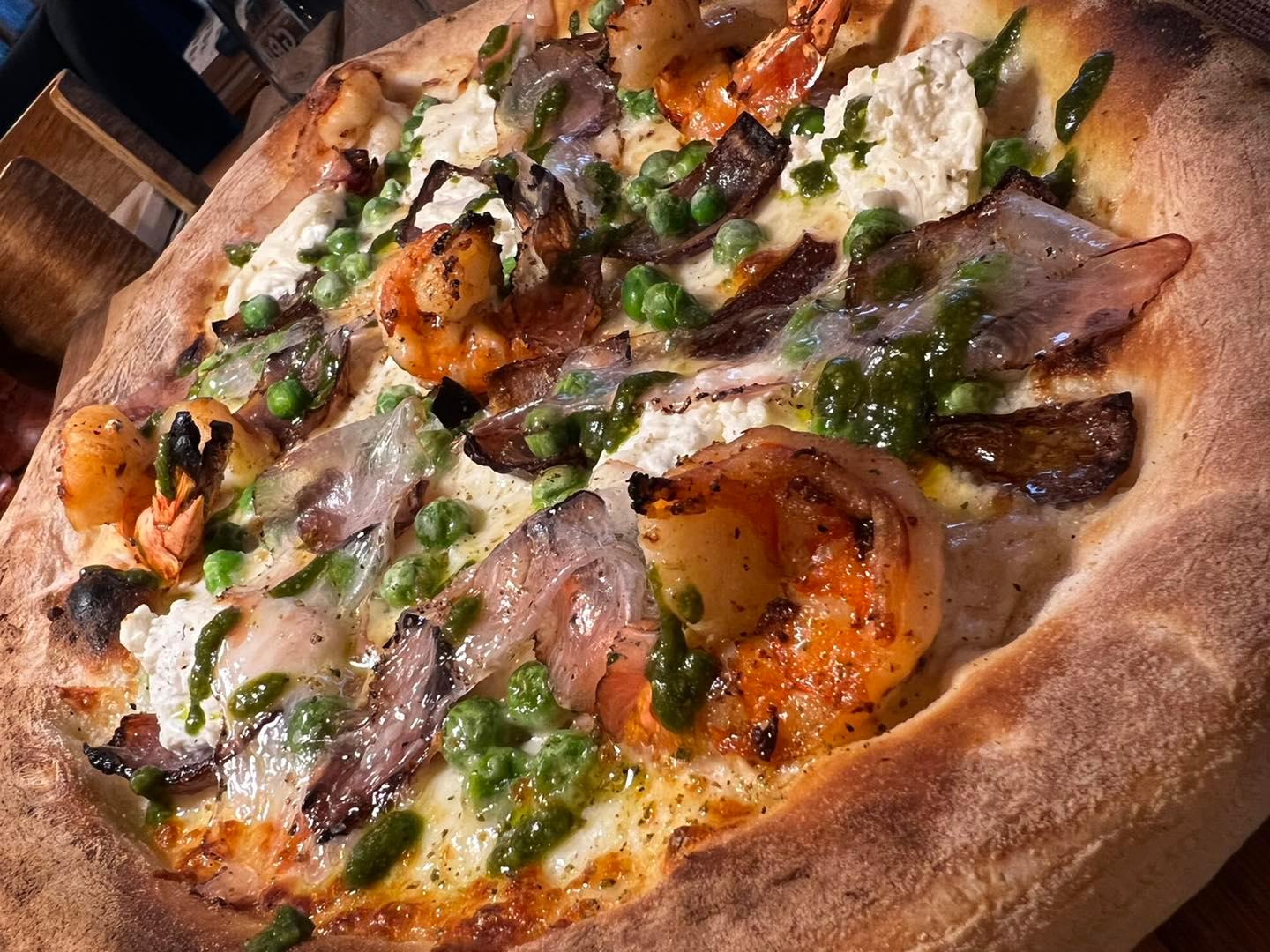 Cât costă omleta, supa, pizza sau pulpa de rață la restaurantul lui Dani Oțil. Afacerea merge înainte, deși el e plecat în Malta