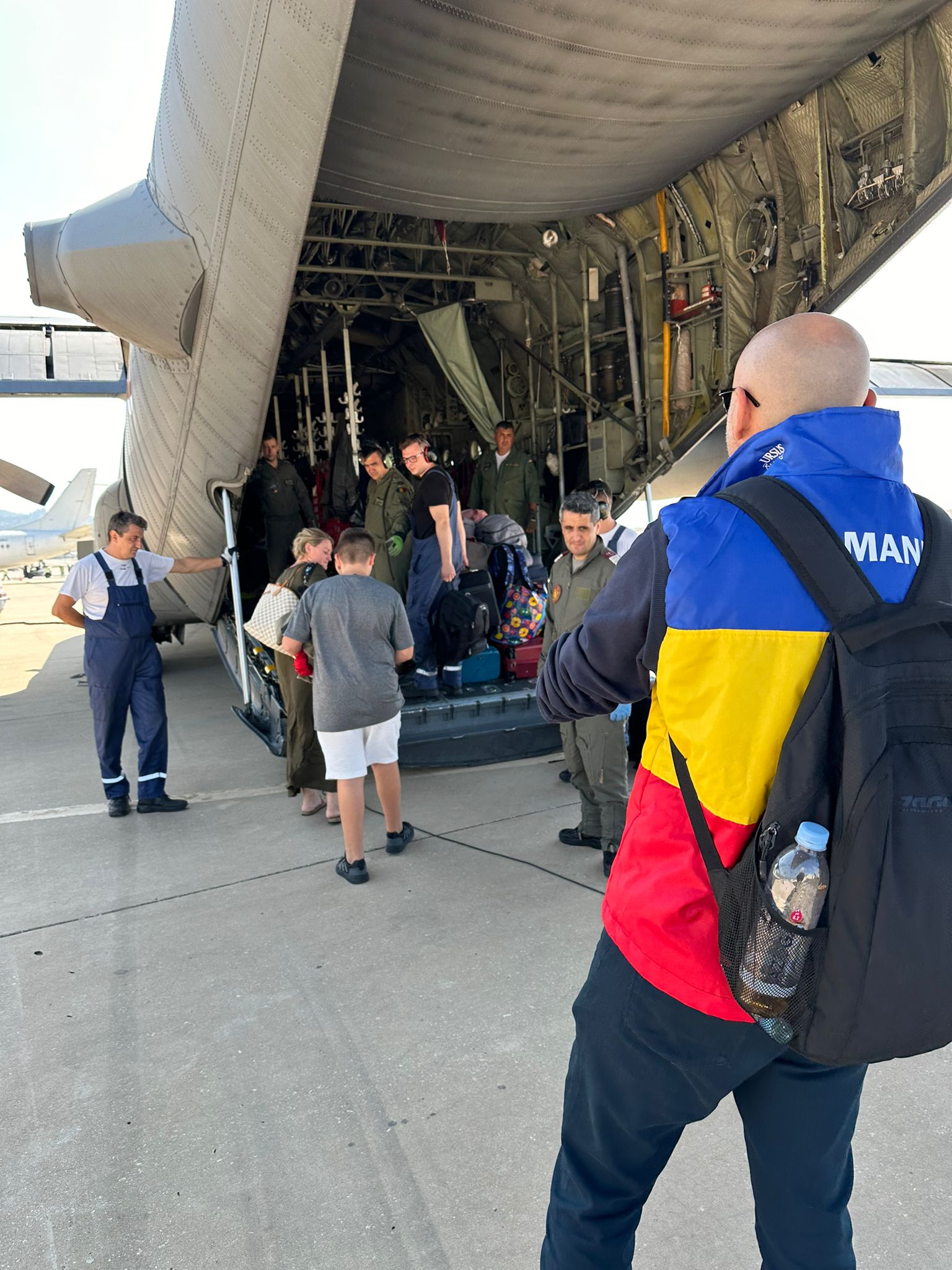 Zeci de români au fost evacuați de urgență din Liban cu un avion Hercules al MApN | VIDEO