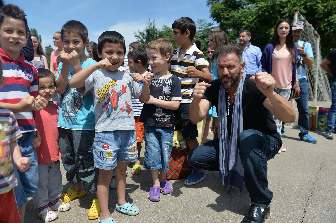 Moroșanu și Costas Mandylor, în vizită la copiii orfani din Constanța înaintea galei Superkombat