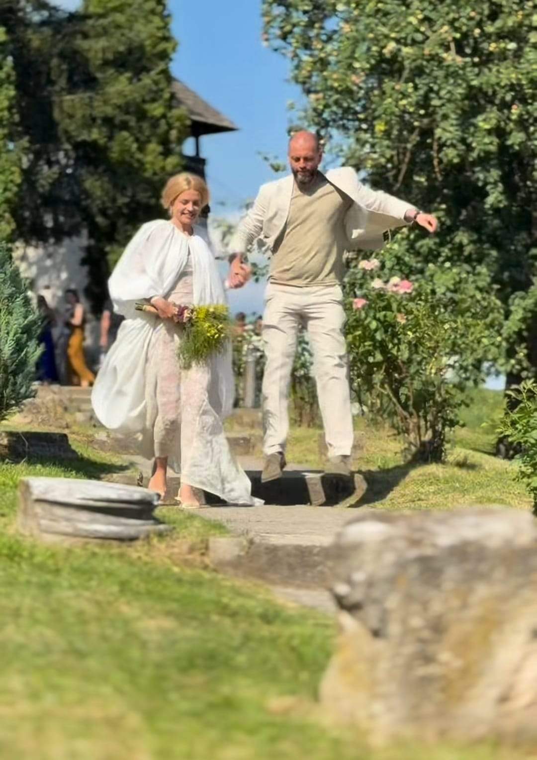 Victoria Răileanu și Adrian Ștefănescu s-au căsătorit religios. Imagini de la nunta organizată în mijlocul naturii