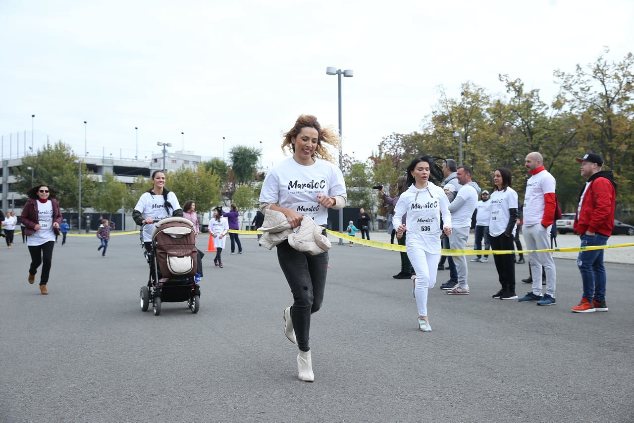 Maraton pe tocuri, în București! La "Maratoc", un eveniment caritabil organizat de actrița Monica Davidescu, au putut participa și bărbați