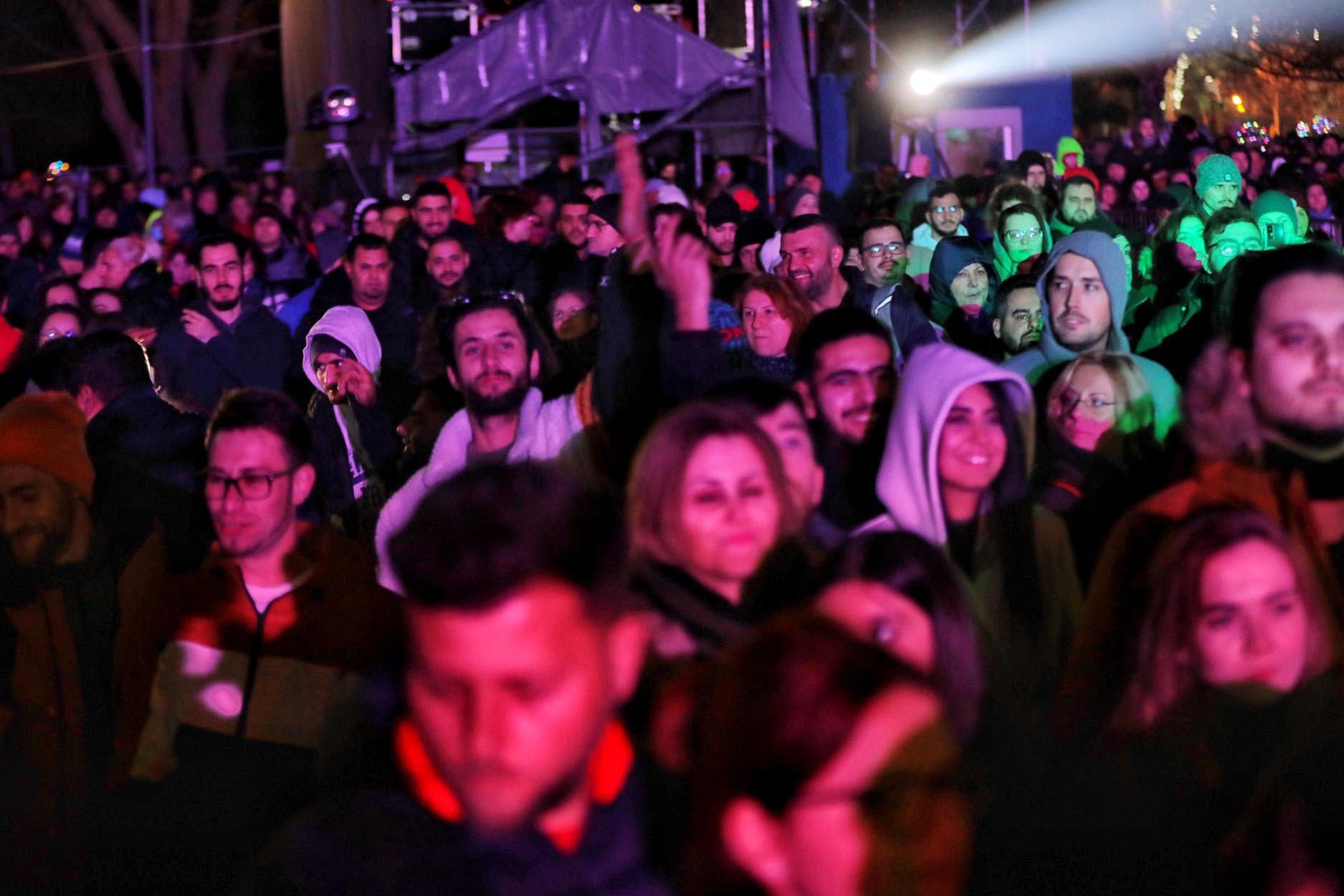 Revelion 2023. Mii de români au petrecut noaptea dintre ani pe străzi, la concerte, focuri de artificii și spectacole de lasere