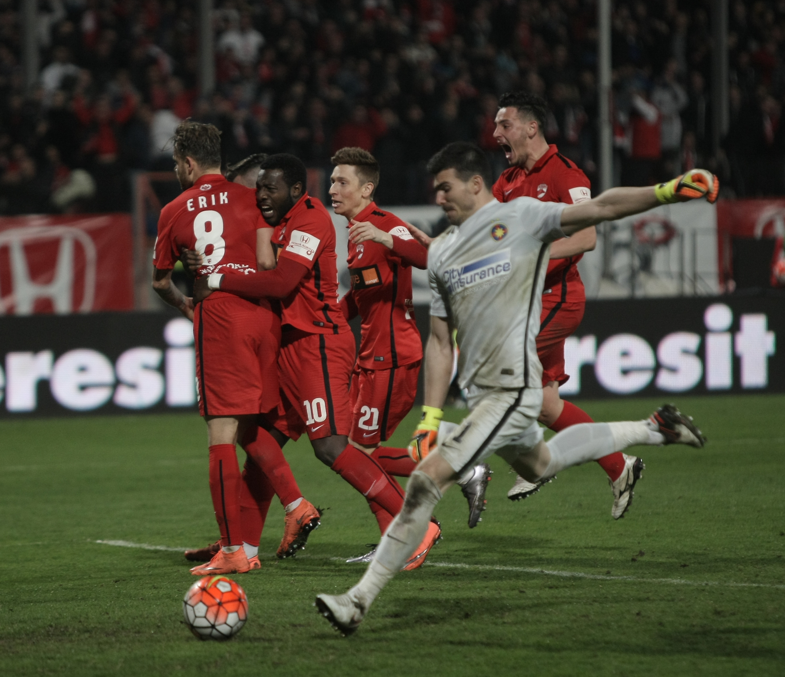 Liga 1, etapa 1, play-off: Dinamo - Steaua 1-1. Hamroun, dintr-un ofsaid puțin detectabil, a găsit plasa cu un șut la colțul lung. Ex-stelistul Bicfalvi a ridicat ”câinii” din Groapă și a egalat în final! Dramă Marica: s-a accidentat, iar Euro 2016 e tot mai departe! Dinamo, 11 meciuri fără eșec. Fiecare echipă a terminat jocul în 10 oameni / BLOG&FOTO