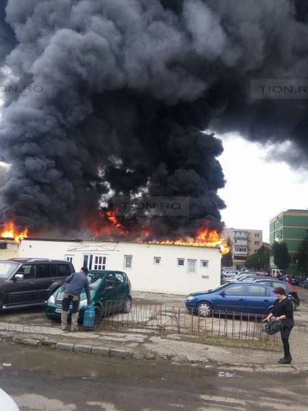 UPDATE: Piața distrusă de incendiu în Arad nu avea autorizație. Flăcările au făcut ravagii în clădire / VIDEO