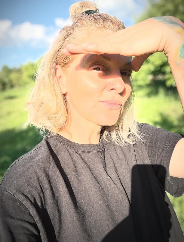 Decizia luată de Dana Nălbaru după ce s-a mutat la țară: „Privită din livadă, viața la oraș e doar haos”. Imagini cu Dragoș Bucur în solarul cu răsaduri