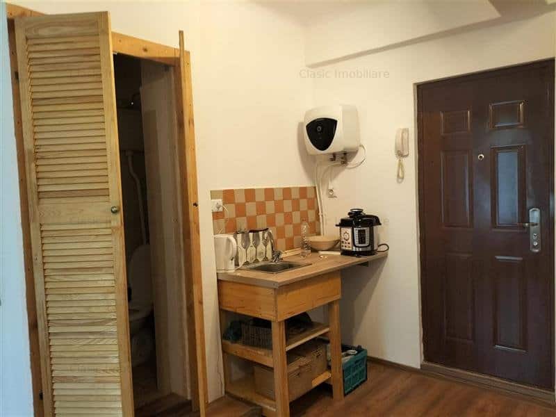 FOTO. Cum arată „apartamentul tip studio”, de 16 mp, scos la vânzare cu 50.000 de euro. „E o baie cu spațiu de dormit și fierbător”