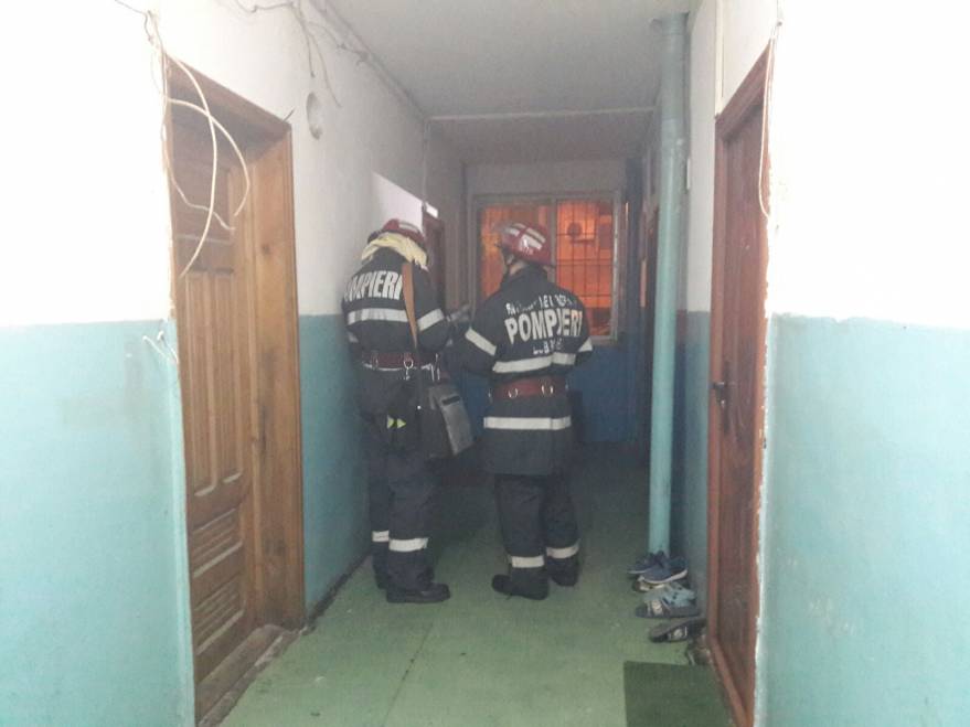 Incendiu într-un bloc din Constanța! O femeie a făcut atac de panică