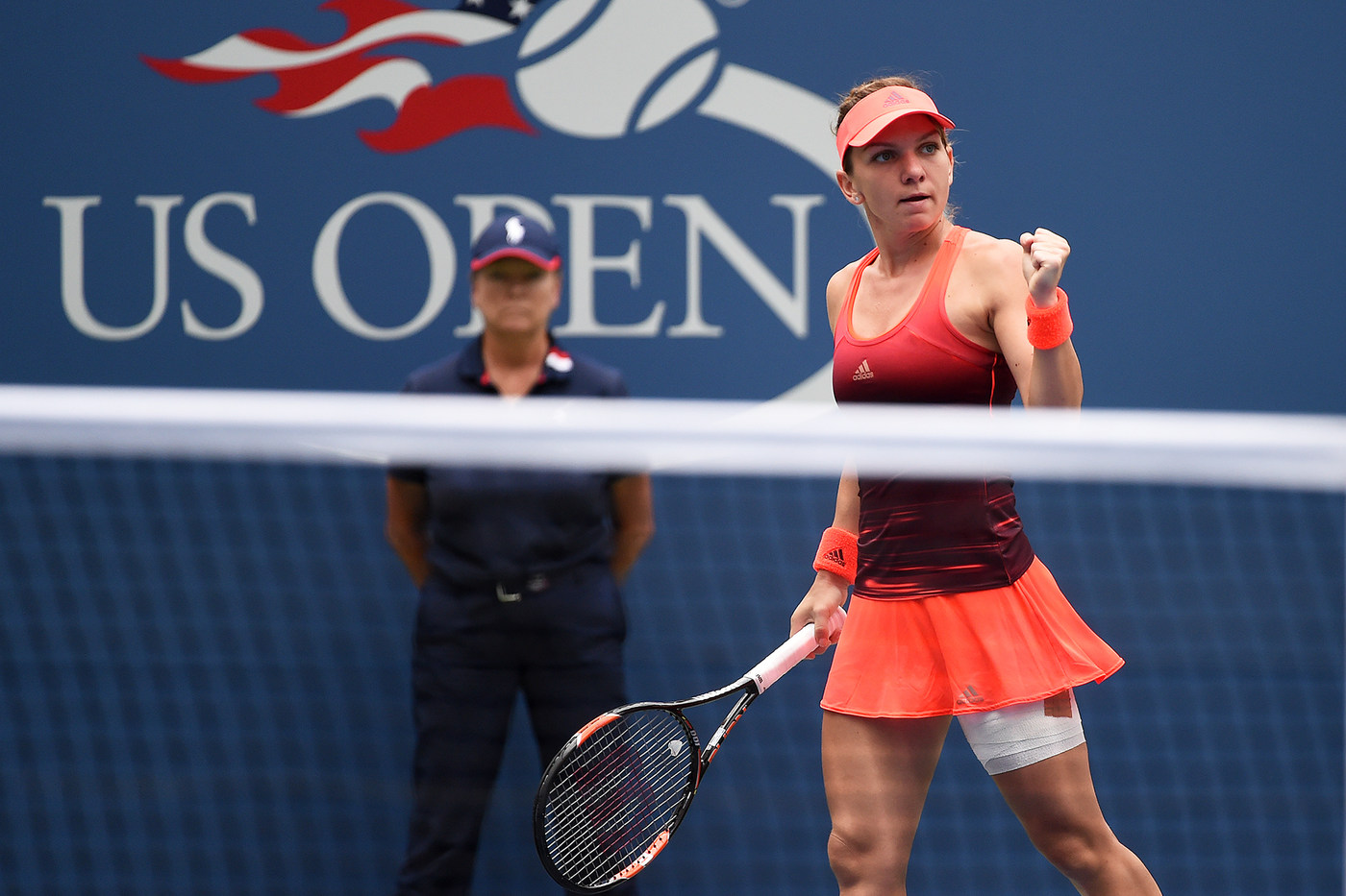 Superperformanţă realizată de Simona Halep, care a învins-o pe Victoria Azarenka, în trei seturi, şi s-a calificat în semifinalele de la US Open. Românca a condus ostilităţile în primul set, l-a cedat pe cel secund, dar a fost formidabilă în decisiv. Meciul a fost întrerupt o oră în ultimul act din cauza ploii. Simona a egalat performanţa Irinei Spârlea din 1997 / LIVE BLOG & SUPERGALERIE FOTO