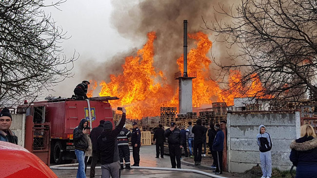 Incendiu în județul Cluj. Flăcările uriașe au înghițit un depozit