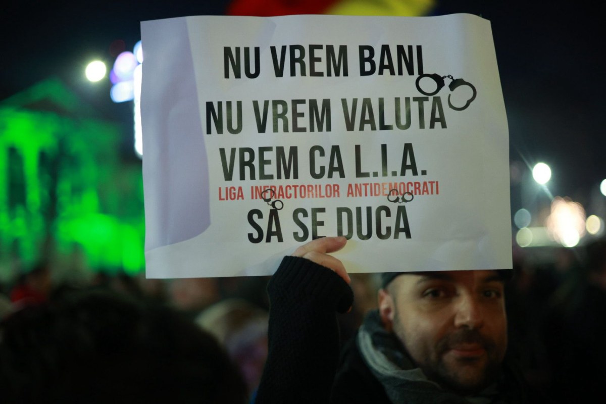 Nou protest în Piața Victoriei din București. Câteva mii de oameni au cerut demisia șefei Curții Supreme, Lia Savonea, pentru neregulile din justiție, în a patra zi consecutivă