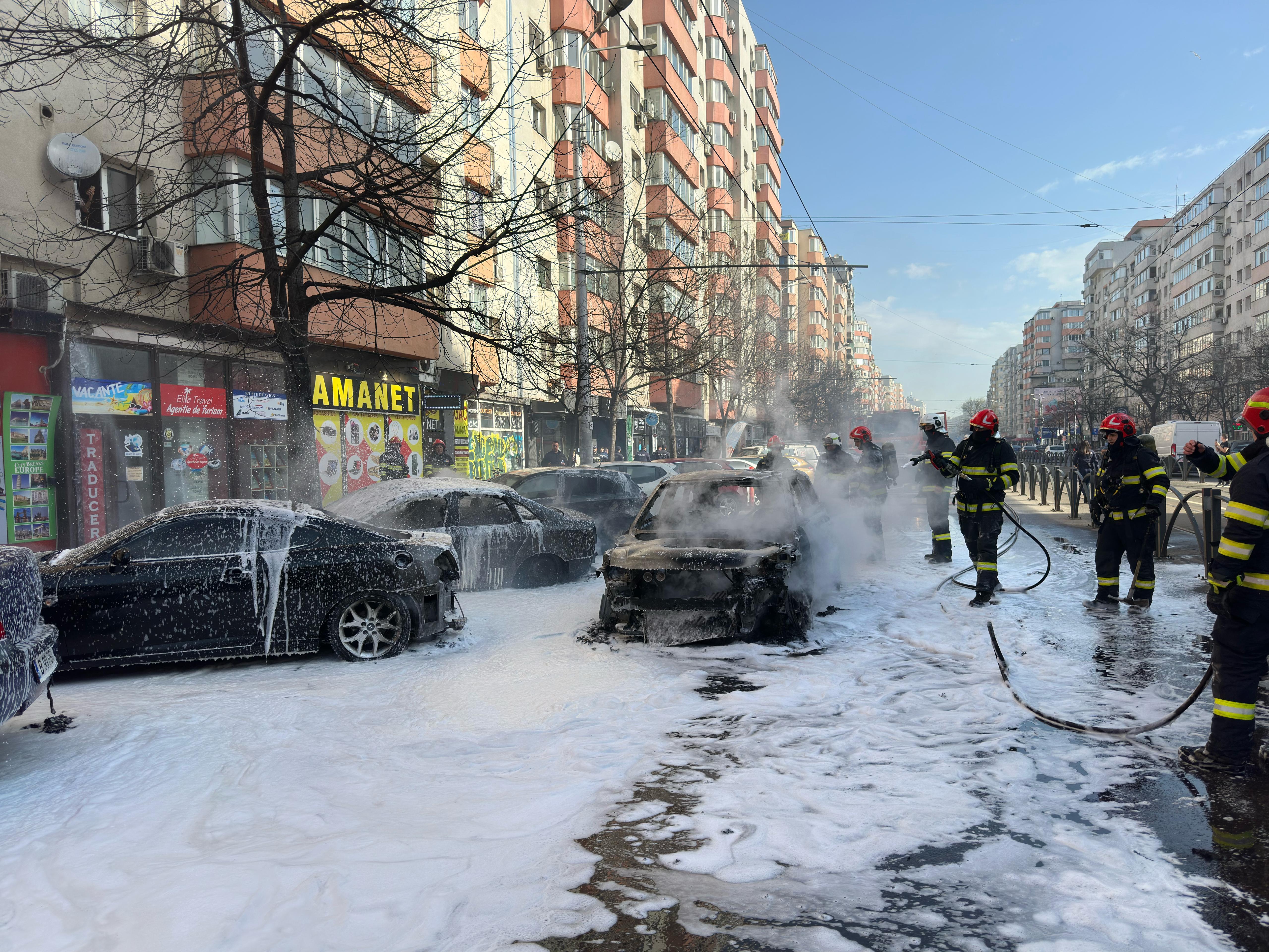 Incendiu violent pe Calea Moşilor din București. Șapte mașini au fost afectate de flăcări. Ce s-a întâmplat