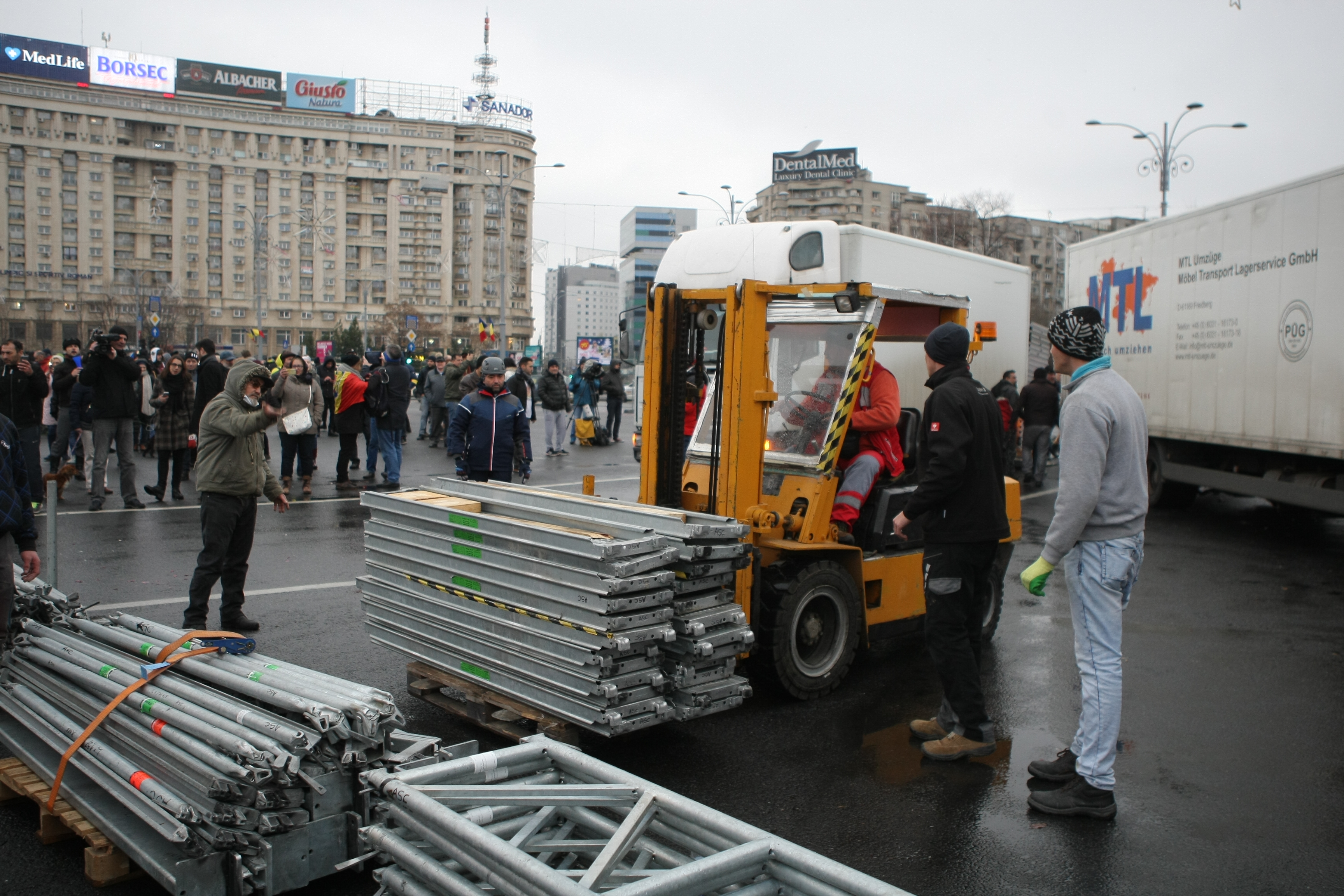 UPDATE. Protest și incidente în Piața Victoriei. Anchetă MAI după împiedicarea organizării târgului de Crăciun/ FOTO