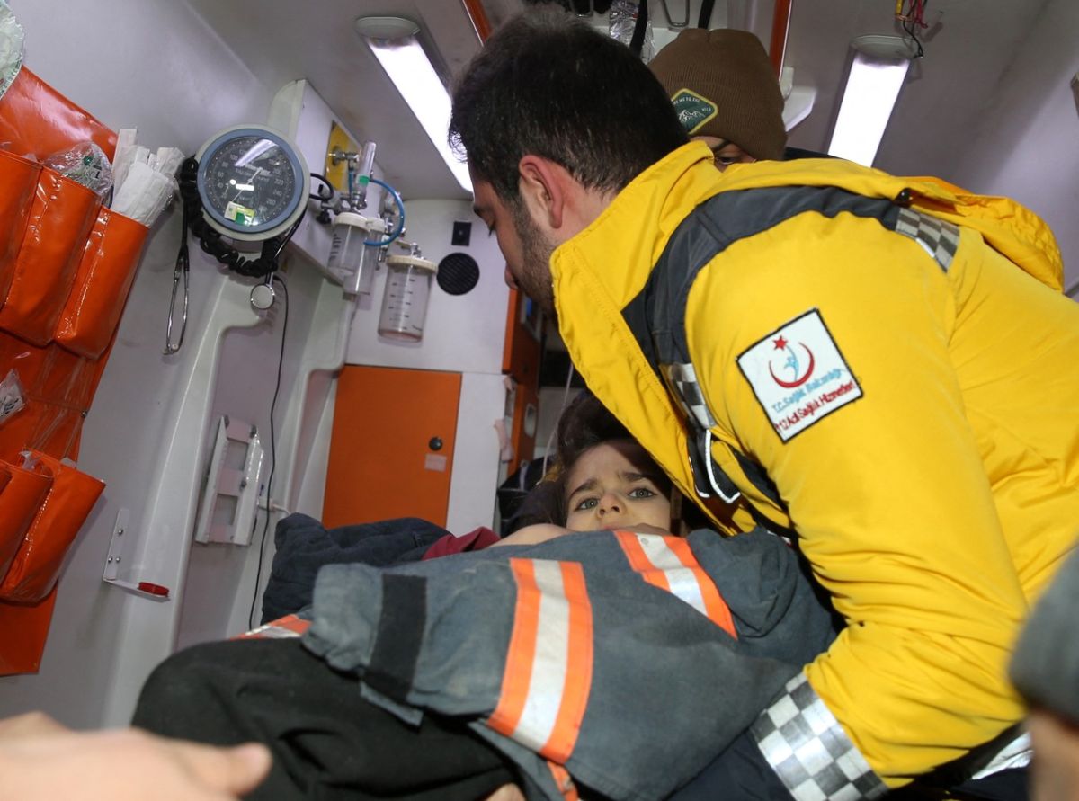 Intervenții în întuneric, prin ger. Copii scoși de sub dărâmături în a treia noapte de intervenție de la cutremurul din Turcia. Imagini emoționante