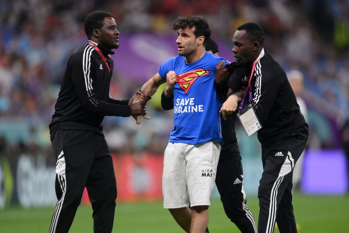 Un suporter de la Campionatul Mondial din Qatar a intrat pe teren cu steagul LGBT, în timpul unui meci. Cum a fost pedepsit