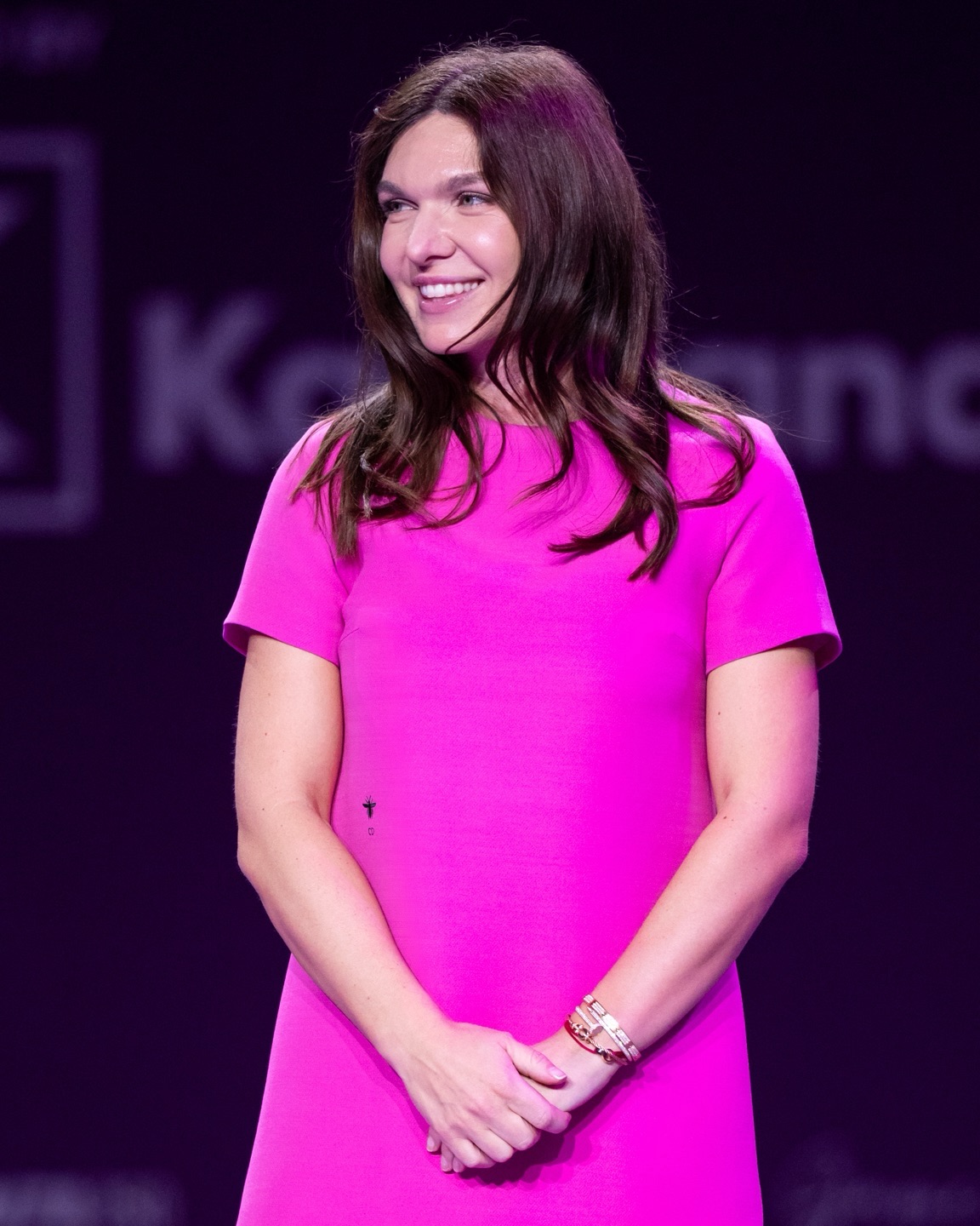 Cât costă rochia purtată de Simona Halep la Transylvania Open 2026. A asortat-o cu bijuterii de lux și pantofi eleganți
