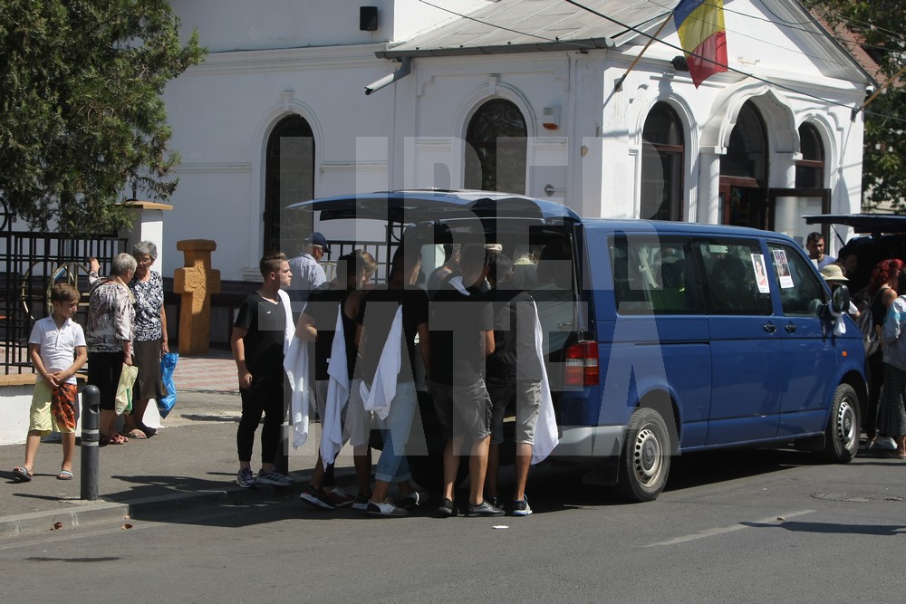 VIDEO. Înmormântarea femeii sinucigașe de la Brănești și a celor trei fetițe. Trupul neînsuflețit al mamei, depus separat la capelă / GALERIE FOTO