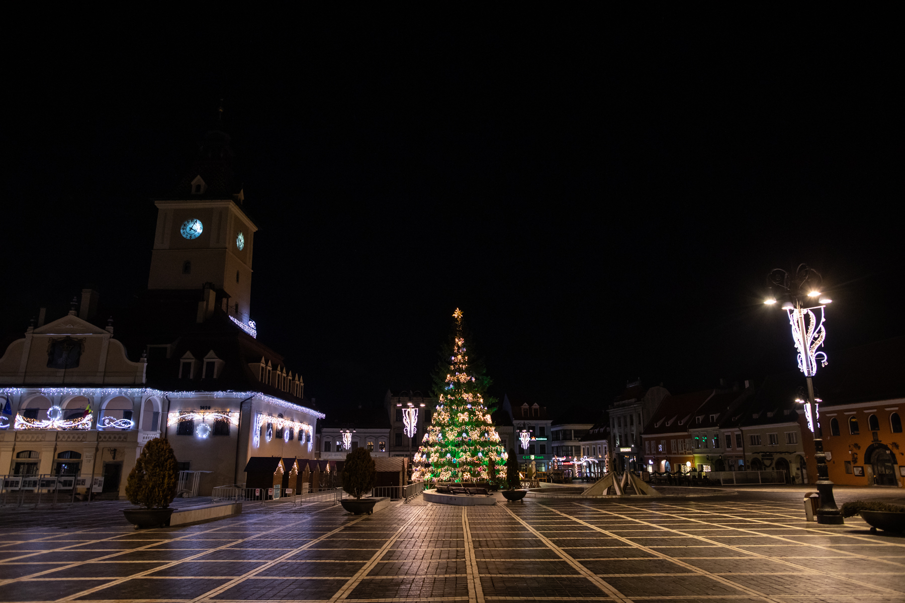 Noaptea dintre ani cu pompierii brașoveni: Cola, în loc de șampanie, și tânărul de 19 ani care n-a vrut să fie jandarm pentru a nu fi „împotriva cetățenilor”