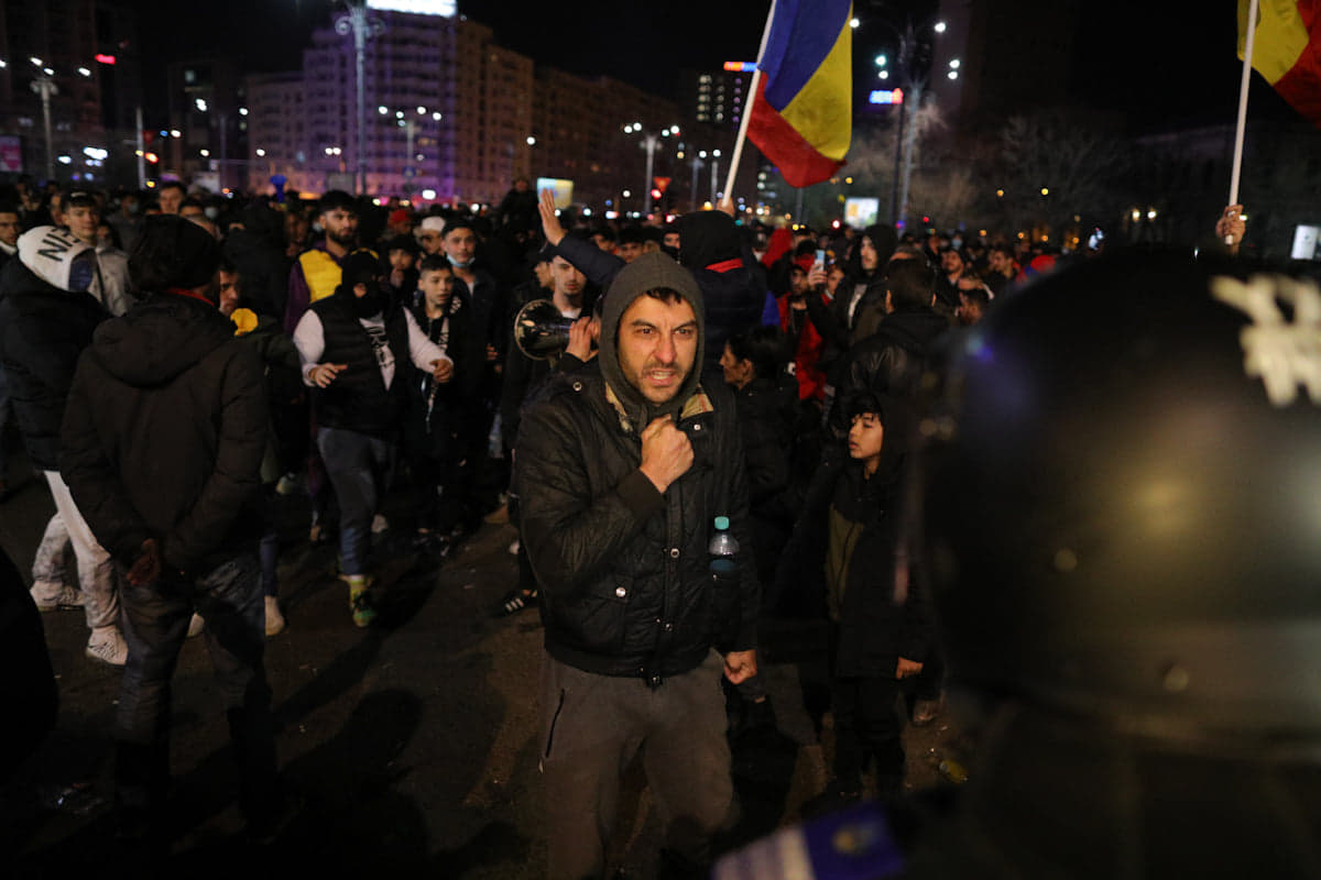 Protestul anti-restricții din Capitală, încheiat cu violențe și arestări. Manifestații și în alte orașe din țară