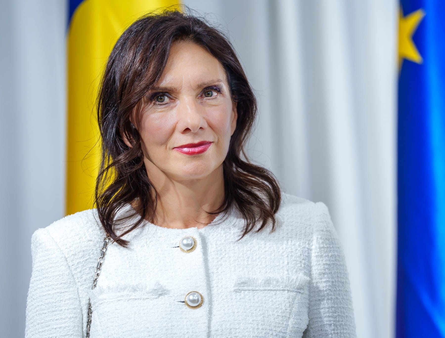Cum și-a ales Carmen Iohannis ținutele pentru vizita în Coreea de Sud. Designerul a dat-o de gol: „Ea iubește culorile simple”