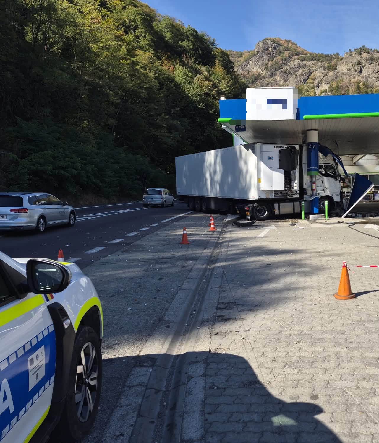 Accident la o benzinărie din Călimănești. Un camion a avariat pompele de carburant