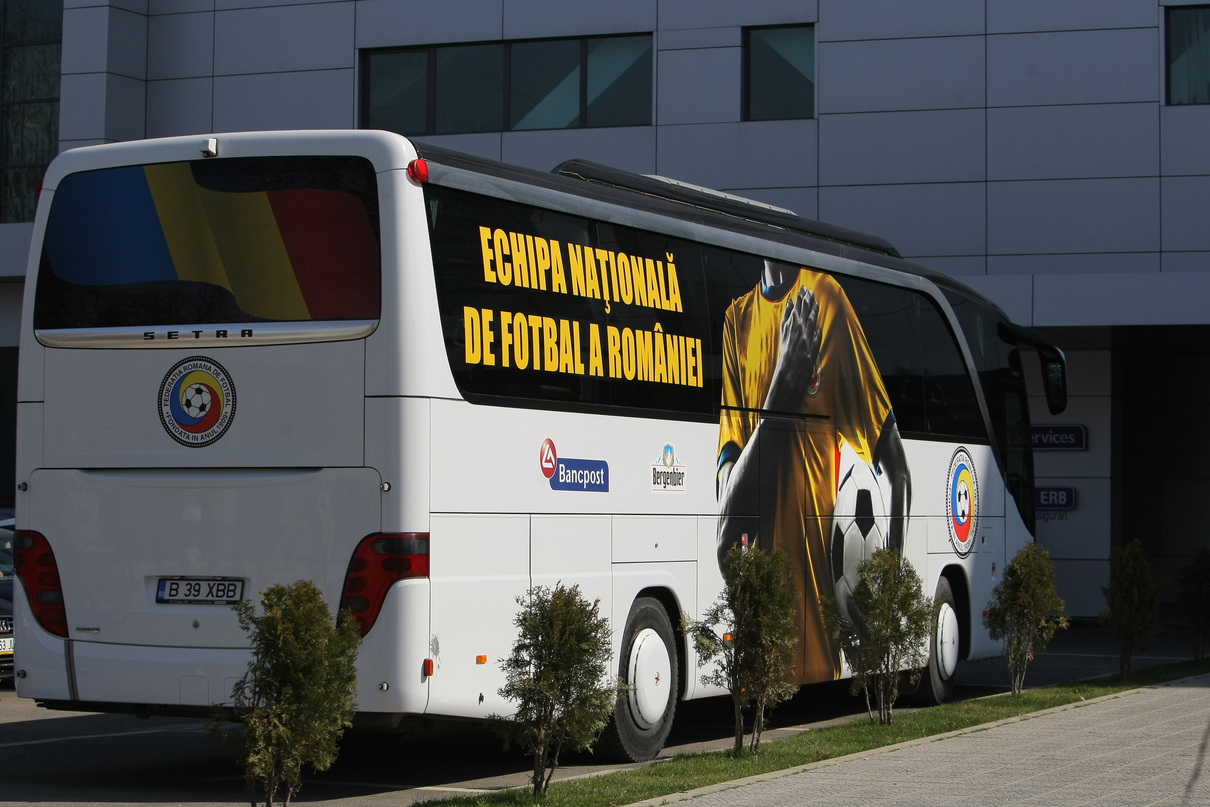 ROMÂNIA - FEROE, DUMINICĂ, ORA 19:00, TVR 1 / Tricolorii au făcut pe bancherii la sediul noului sponsor. Repriză de autografe și fotografii / GALERIE FOTO