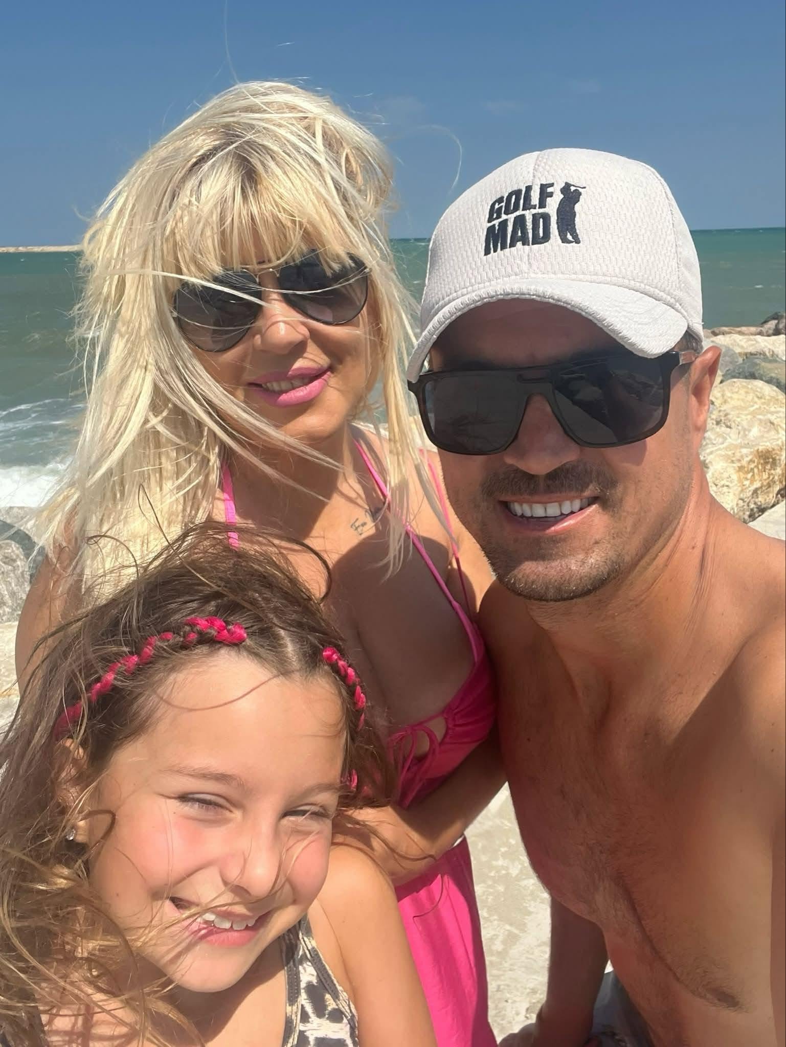 Elena Udrea, apariție spectaculoasă în rolul de nașă. Imagini cu rochia roșie cu trenă aleasă pentru marele eveniment