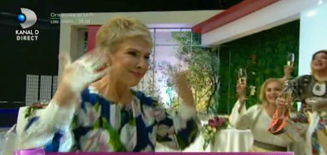 Teo Trandafir a apărut cu o cutie pe cap la emisiunea pe care o prezintă. "Îmi tremură chiloțeii pe mine" | FOTO