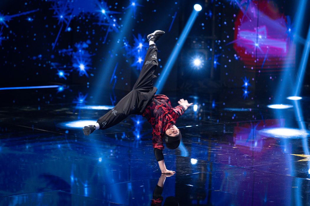 Bboy Nana, puștiul-fenomen de la „Românii au talent”, sezon 14. Mihai Bobonete i-a dat Golden Buzz: „Sunt șocat de-a dreptul! Tu ai văzut ce a făcut băiatul ăsta?”