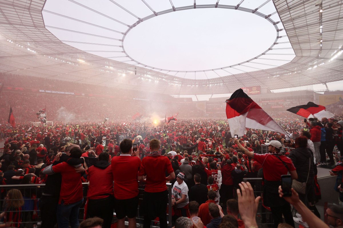 Bayer Leverkusen, campioană a Germaniei pentru prima oară în istoria sa de 120 de ani. Fanii au intrat pe gazon