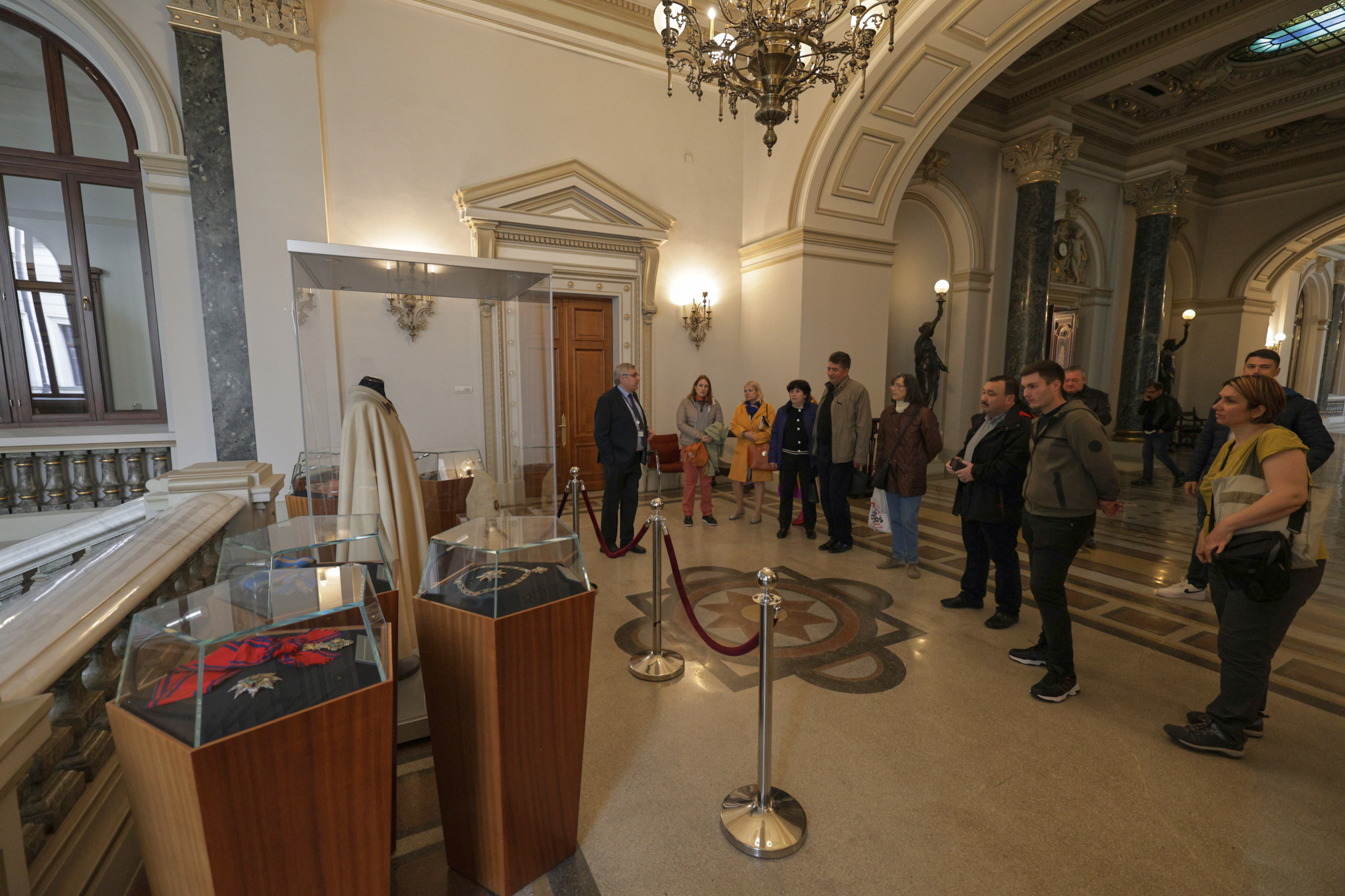 Aur de 3,8 milioane de euro, păzit cu pistoale-mitralieră Kalașnikov. Am intrat în Palatul Vechi al Băncii Naţionale din București