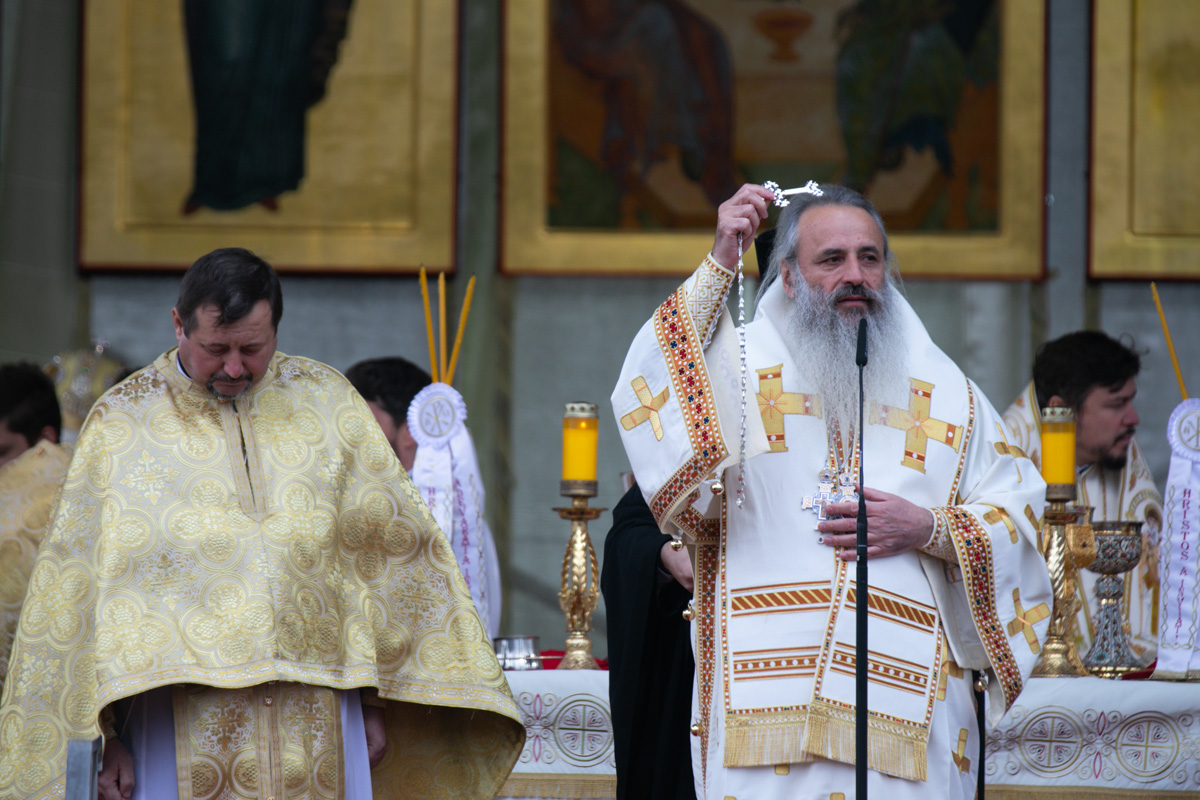 Fața mai puțin știută a Bisericii. Ei sunt preoții care au ajutat zeci de mii de oameni la vămile cu Ucraina și în Odesa. „Nici în mare nu sunt atâtea lacrimi ca în ochii refugiaților”