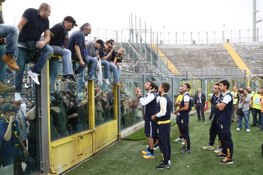 VIDEO & FOTO / Fanii Parmei i-au băgat în şedinţă pe jucători, după înfrângerea cu Atalanta!