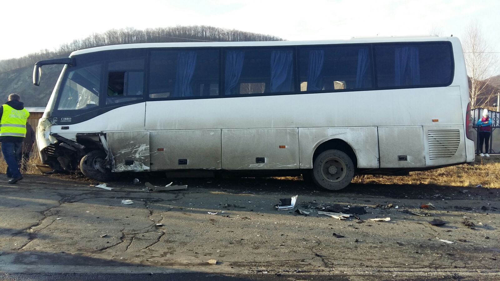 UPDATE: 13 oameni, la spital în urma ciocnirii violente dintre un autocar și o mașină în Bacău| FOTO/VIDEO