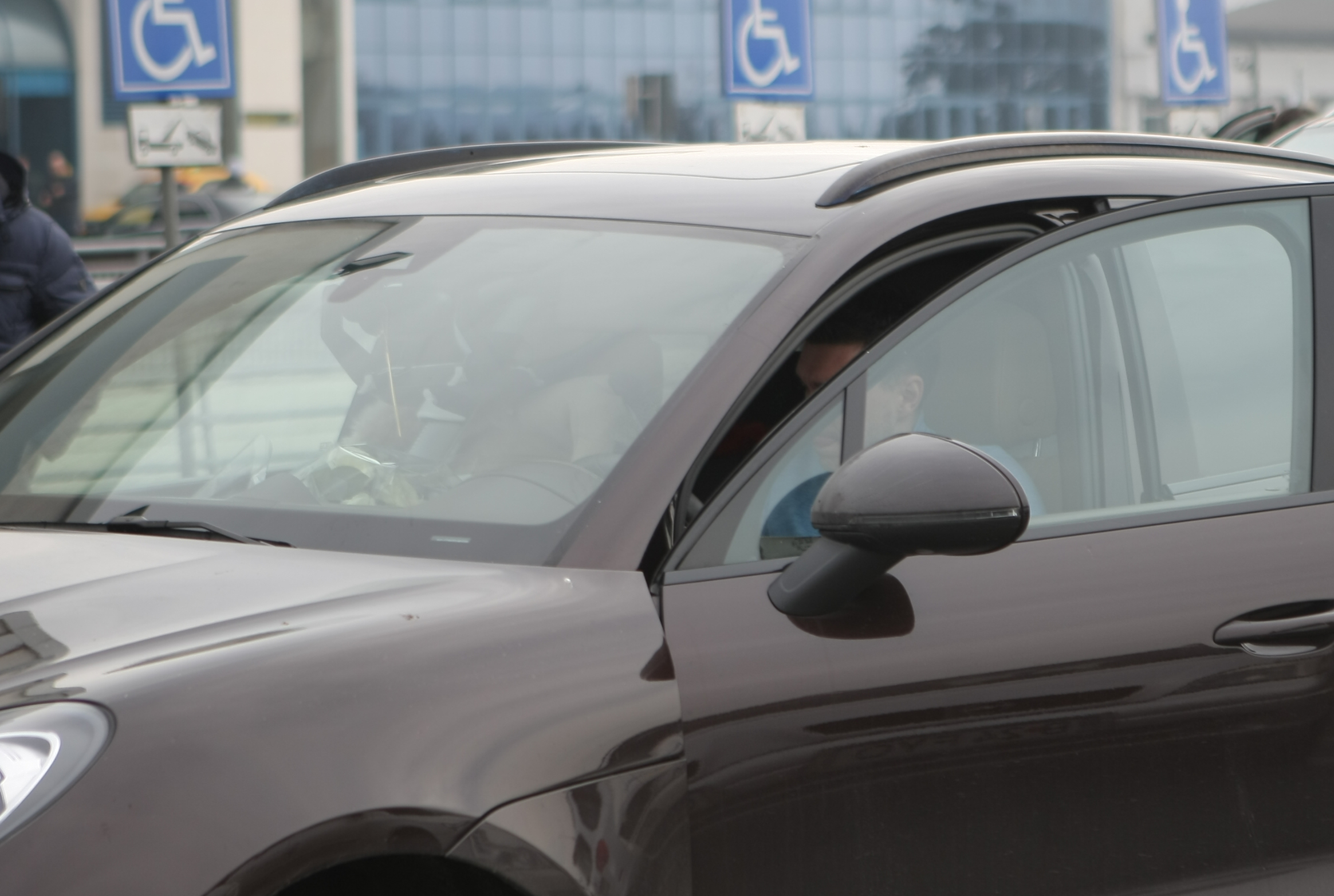 Simona Halep s-a întors acasă supărată și accidentată. A refuzat primirea la Salonul Oficial. Îmbulzeală la aeroport / GALERIE FOTO