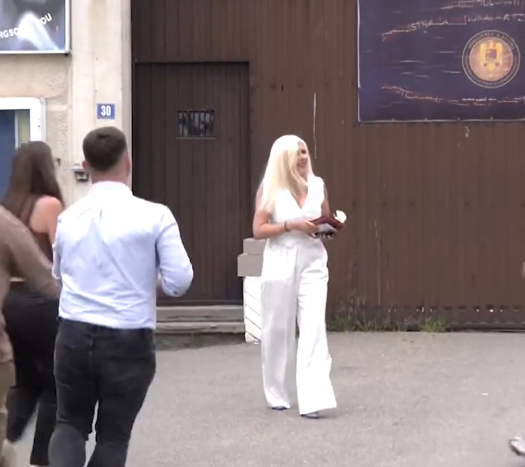 Cât costă geanta verde Louis Vuitton purtată de Elena Udrea în București. La două luni de la ieșirea din închisoare, a revenit la aparițiile scumpe