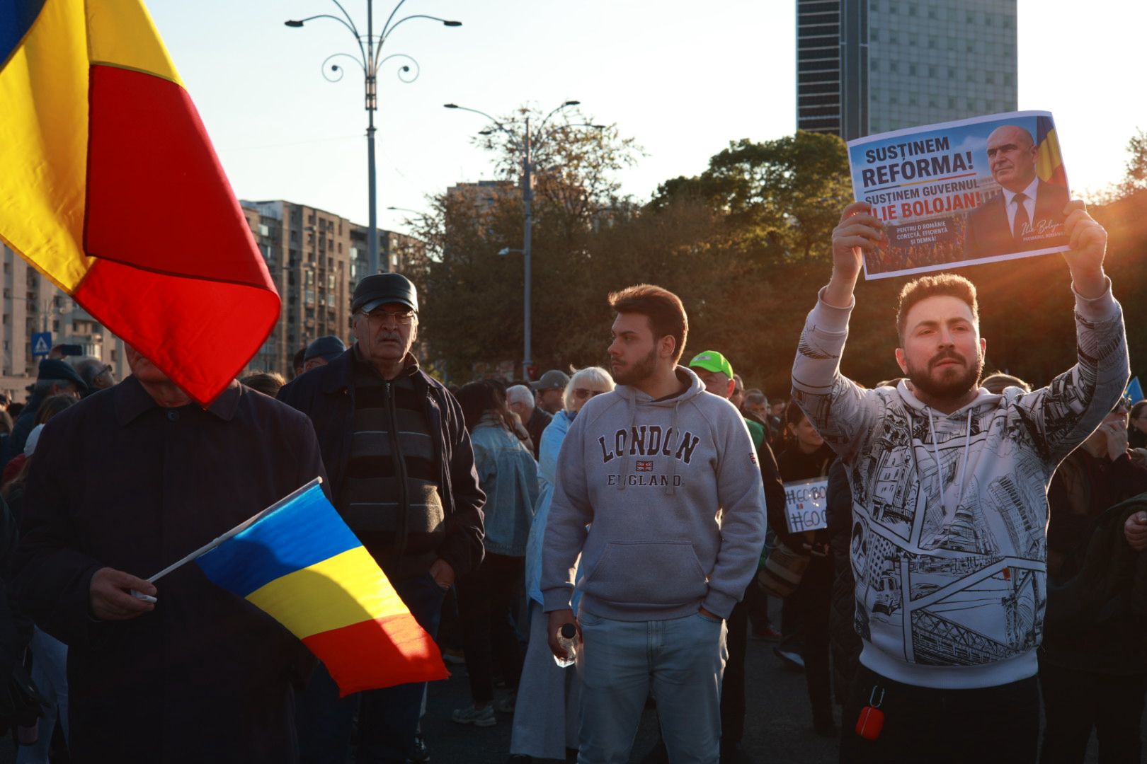 Miting în Piața Victoriei pentru susținerea lui Ilie Bolojan, înaintea moțiunii de cenzură: „AUR și PSD, aceeași mizerie”. Mesajul transmis de premier