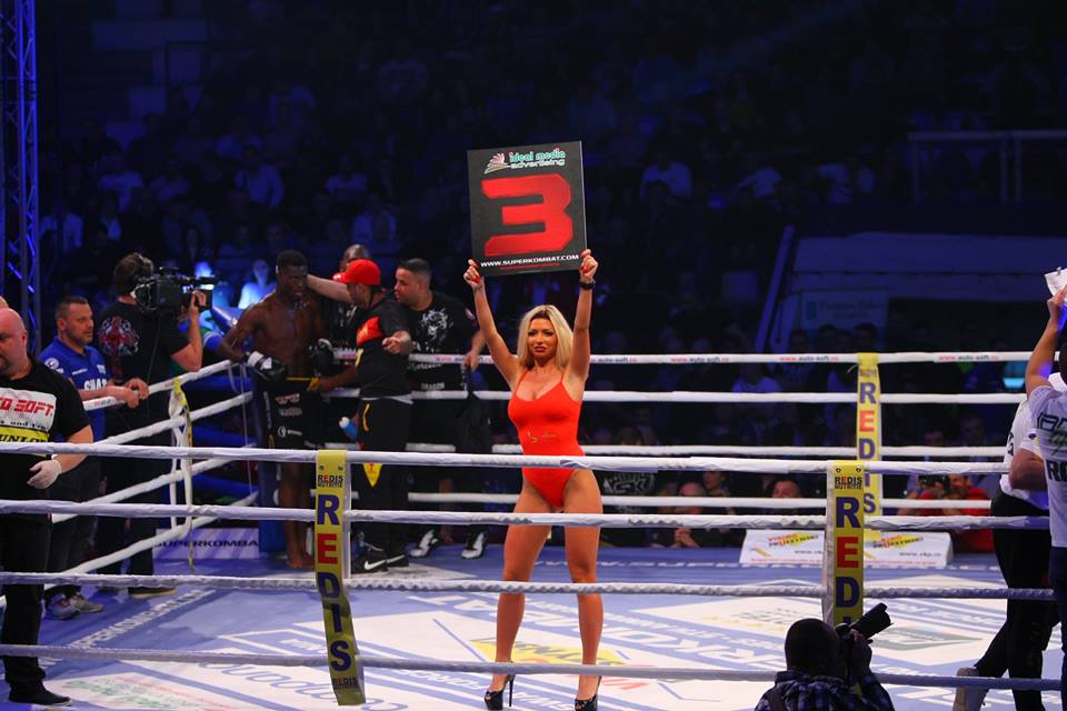 În ring când au intrat, spectatorii s-au înfierbântat! Fetele sexy din preajma băieţilor duri din Superkombat / GALERIE FOTO HOT