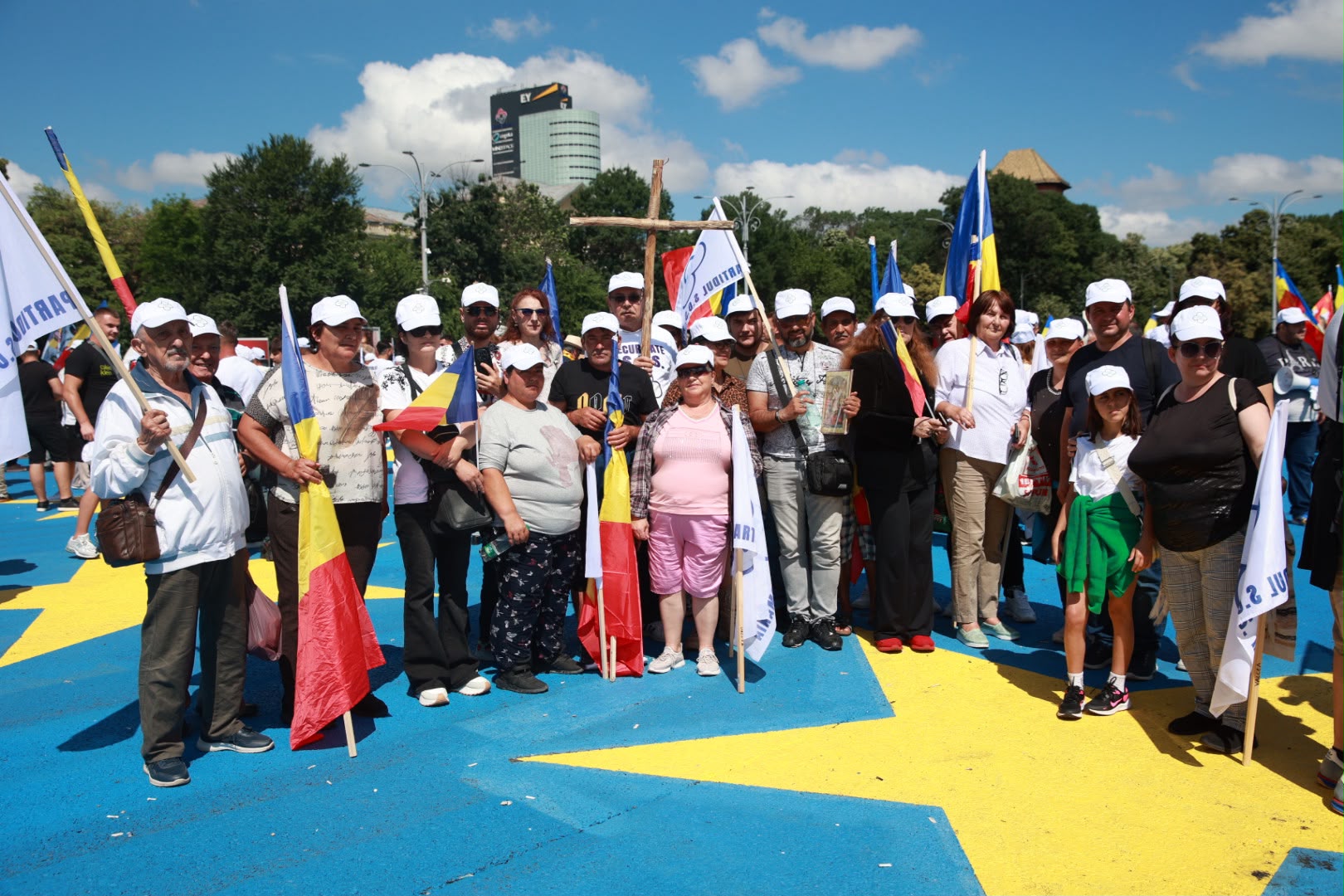 „Marșul Normalității”, condus de Diana Șoșoacă, a adunat câteva sute de oameni: scandări împotriva minorităților și a lui Ilie Bolojan