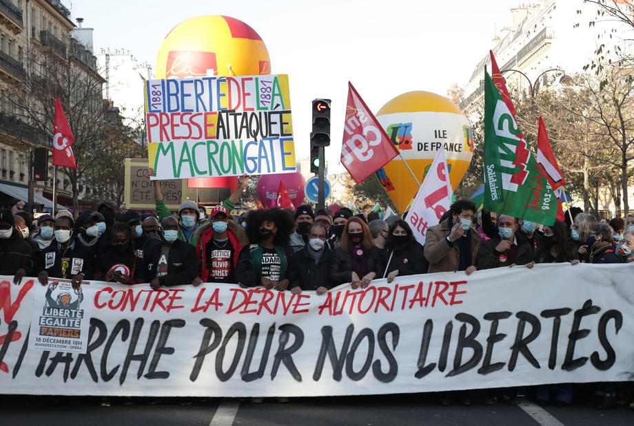 VIDEO | Ciocniri violente la Paris, între forțele de ordine și oamenii care protestează față de brutalitatea poliției