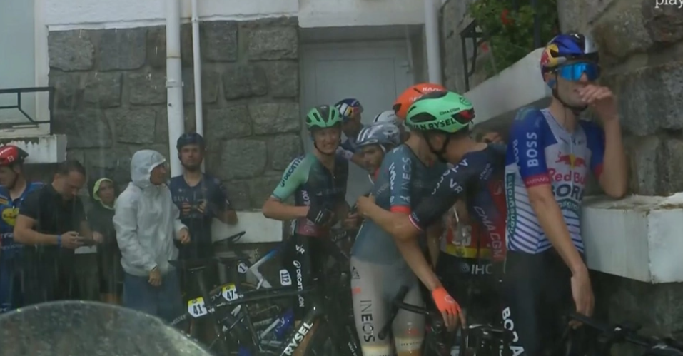 Etapa a treia din Turul Spaniei a fost anulată, după ce cicliștii au fost surprinși de grindină cât pumnul pe cățărarea de la Fort Romeu