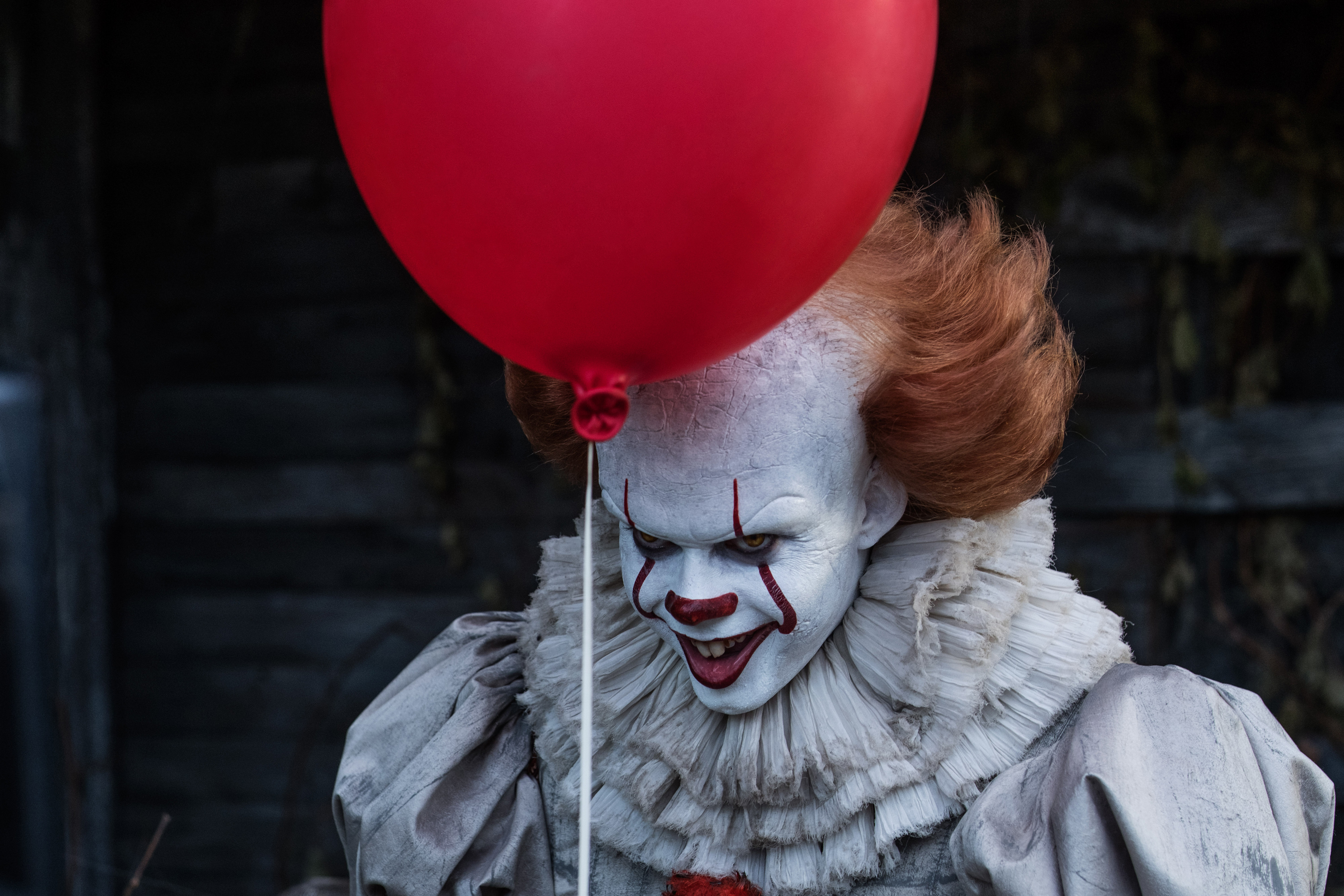 Az AZ című filmben Bill Skarsgard gyakorlatilag felismerhetetlen