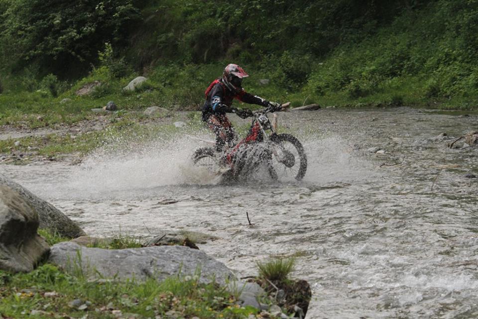 FOTO/ Atenție, trec motocicliștii... extremi!