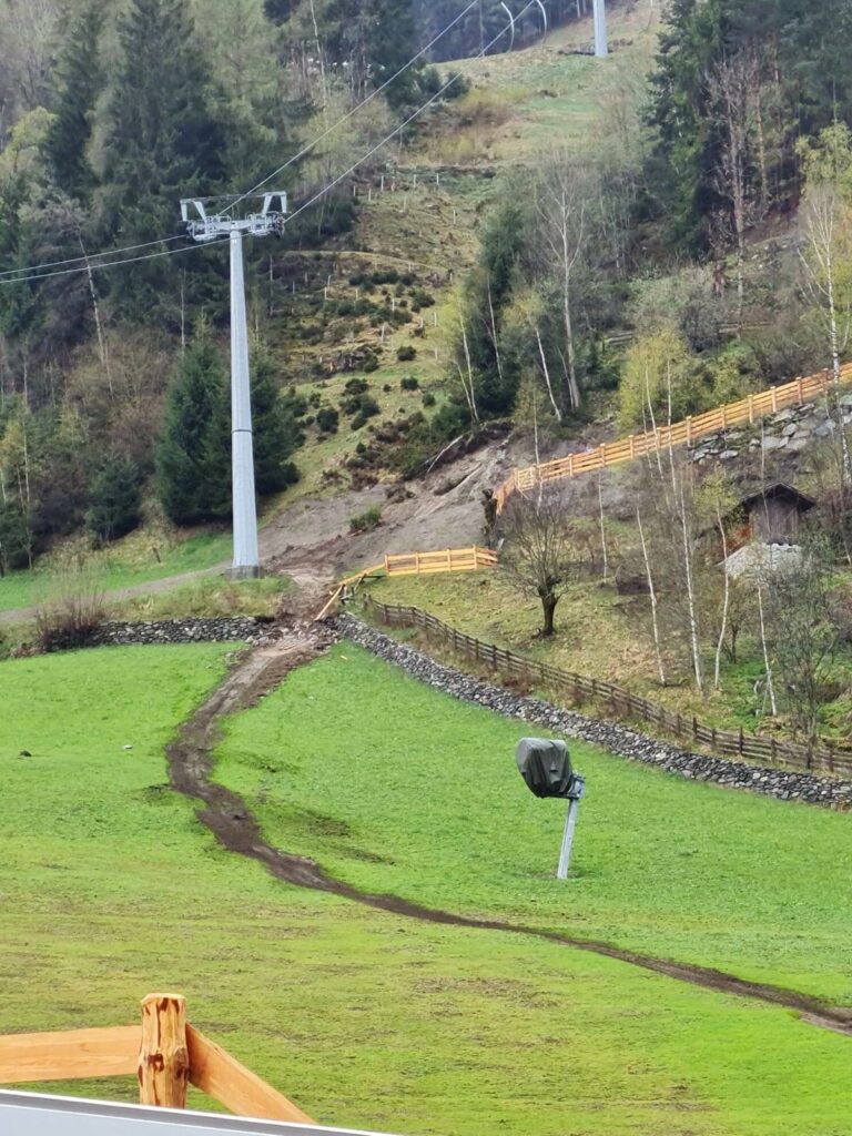Video cu momentul în care un bolovan de o tonă se desprinde de pe o pârtie de schi și ajunge pe șosea, imediat după ce trecuse o mașină, în Italia
