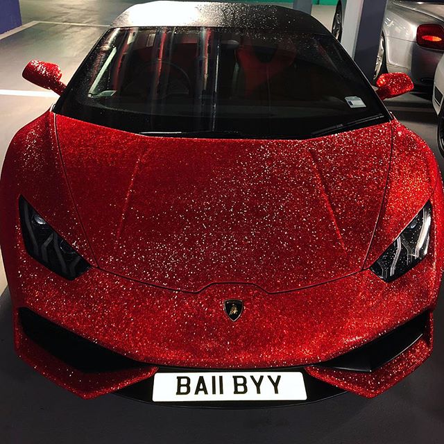 Lamborghini Huracan, acoperit cu cristale Swarovski. E condus de o tânără din Moldova care face furori în Londra | FOTO&VIDEO