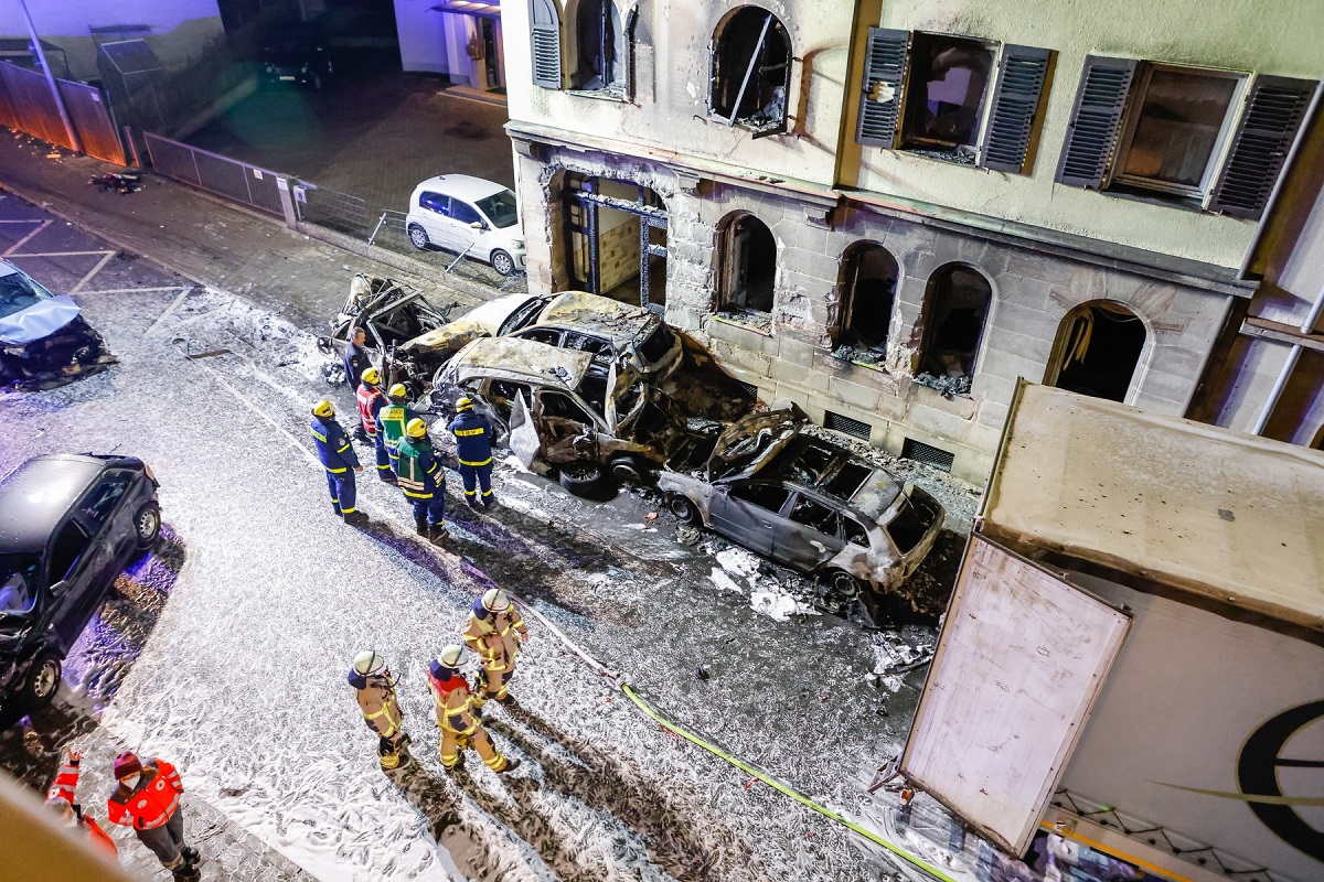 VIDEO | Un șofer de TIR a distrus 34 de mașini, a incendiat o casă și a rănit trei oameni, în centrul unui oraș german: „Parcă a căzut o bombă”