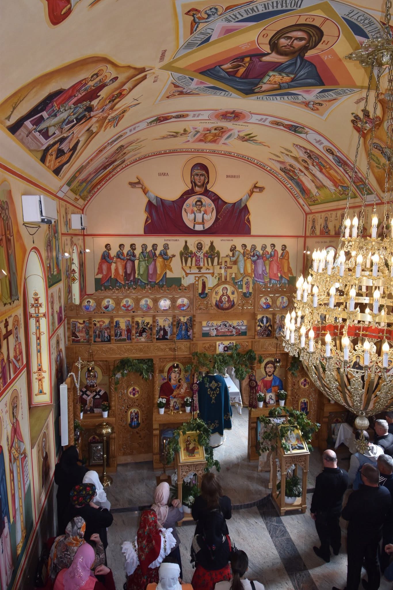 Cum au reușit sute de români din Franţa să cumpere și să renoveze o biserică catolică în comuna lui Van Gogh 