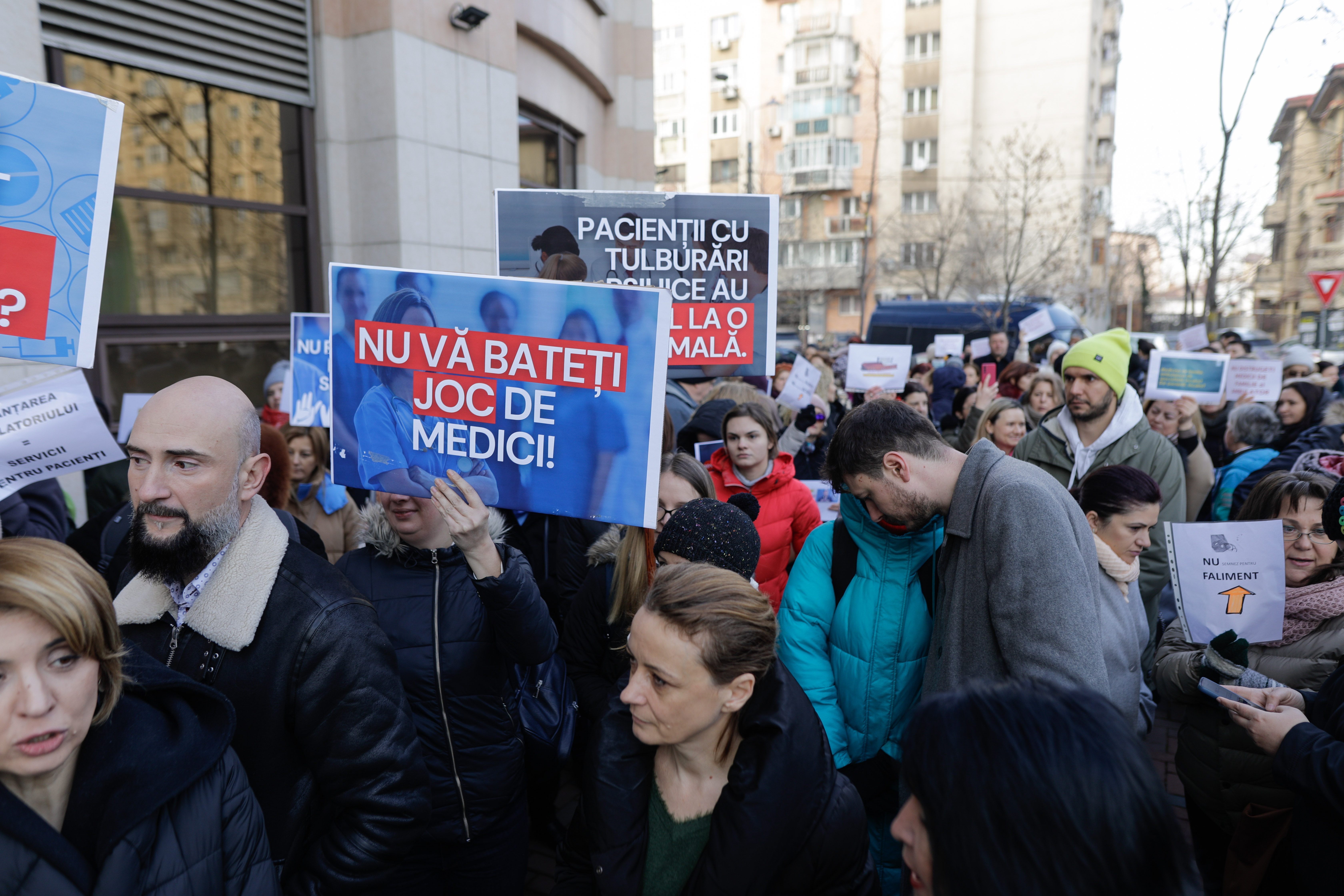 Protest al medicilor de familie, în faţa Casei Naţionale de Asigurări de Sănătate: „Ciolacu, lasă-ne să consultăm, nu vrem să ne reprofilăm”