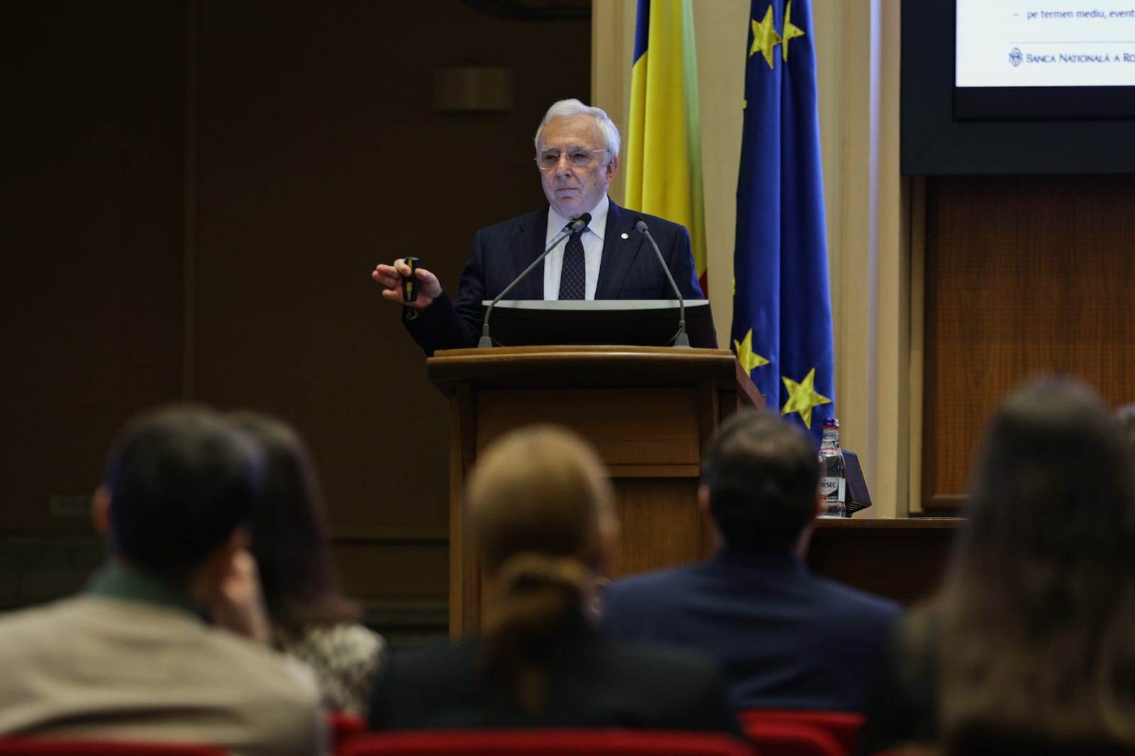 Mugur Isărescu, despre „ordonanța trenuleț”: Dacă nu era adoptată, „deficitul se ducea spre 10%”
